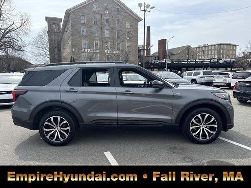 Gray Metallic 2025 Ford Explorer ST-Line
