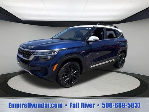 Dark Ocean Blue/White Roof 2023 Kia Seltos Nightfall Edition