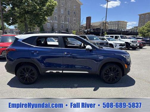 Dark Ocean Blue/White Roof 2023 Kia Seltos Nightfall Edition