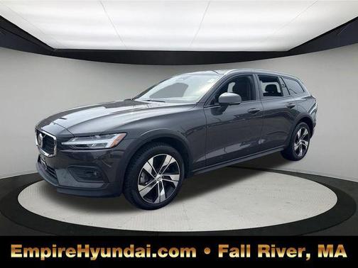 2025 Volvo V60 Cross Country Plus, B5 AWD Gas (mild hybrid)