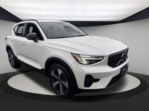 2023 Volvo XC40 B5 Plus Dark Theme
