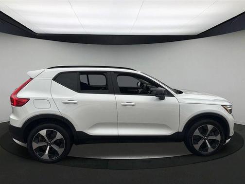 2023 Volvo XC40 B5 Plus Dark Theme