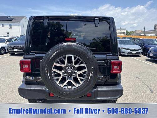 Black Clearcoat 2025 Jeep Wrangler 4-Door Sahara 4x4