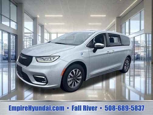 Silver Mist Clearcoat 2023 Chrysler Pacifica Hybrid Limited