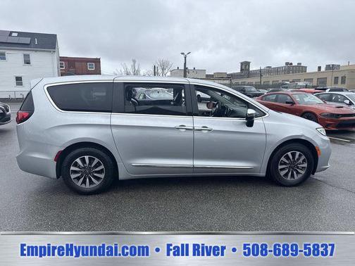 Silver Mist Clearcoat 2023 Chrysler Pacifica Hybrid Limited