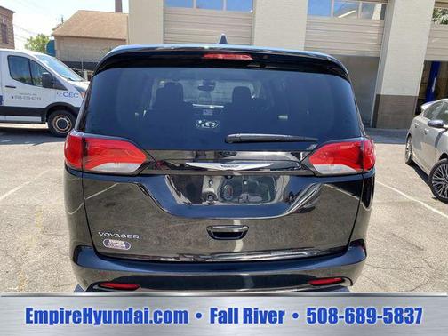 Brilliant Black Crystal Pearlcoat 2023 Chrysler Voyager LX