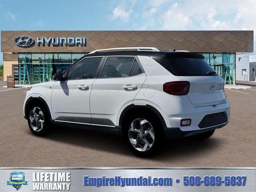 Lunar White w/Black Roof 2026 Hyundai VENUE SEL w/Two-Tone Roof