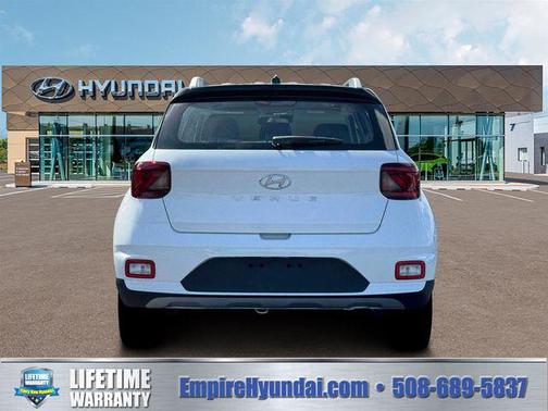 Lunar White w/Black Roof 2026 Hyundai VENUE SEL w/Two-Tone Roof