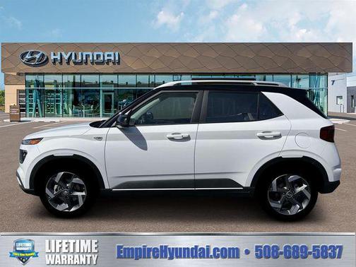 Lunar White w/Black Roof 2026 Hyundai VENUE SEL w/Two-Tone Roof