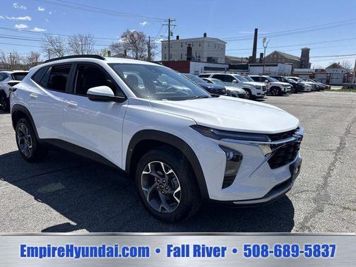 Summit White 2025 Chevrolet Trax LT