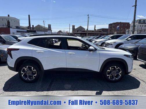 Summit White 2025 Chevrolet Trax LT