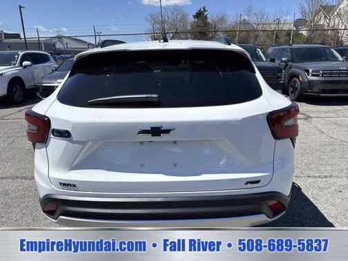 Summit White 2025 Chevrolet Trax LT