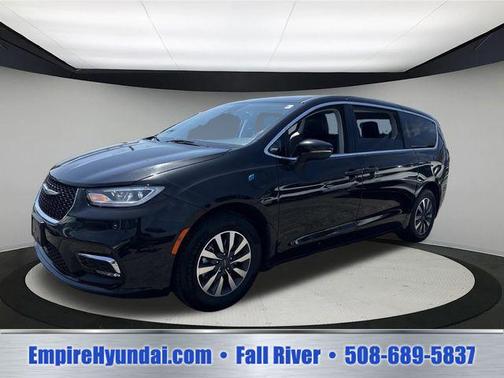 Brilliant Black Crystal Pearlcoat 2023 Chrysler Pacifica Hybrid Touring L