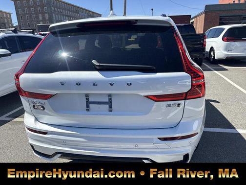 Crystal White Metallic 2023 Volvo XC60 B5 Plus Dark Theme