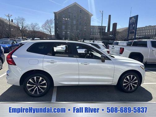 Crystal White Metallic 2023 Volvo XC60 B5 Plus Dark Theme
