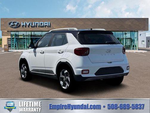 Lunar White w/Black Roof 2026 Hyundai VENUE SEL w/Two-Tone Roof