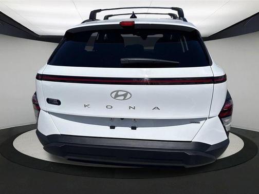 Atlas White 2025 Hyundai KONA SEL