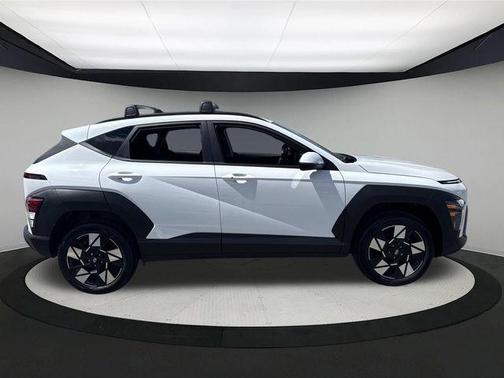 Atlas White 2025 Hyundai KONA SEL