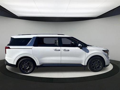 Snow White Pearl 2025 Kia Carnival Hybrid SX