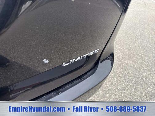 Brilliant Black Crystal Pearlcoat 2023 Chrysler Pacifica Limited