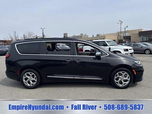 Brilliant Black Crystal Pearlcoat 2023 Chrysler Pacifica Limited