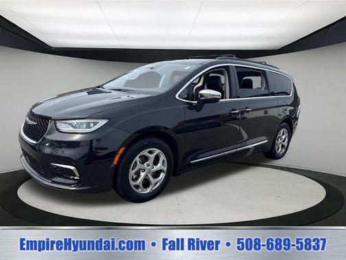 Brilliant Black Crystal Pearlcoat 2023 Chrysler Pacifica Limited