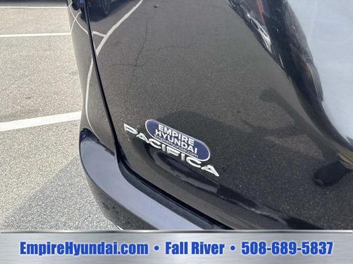 Brilliant Black Crystal Pearlcoat 2023 Chrysler Pacifica Limited