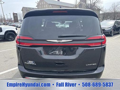 Brilliant Black Crystal Pearlcoat 2023 Chrysler Pacifica Limited