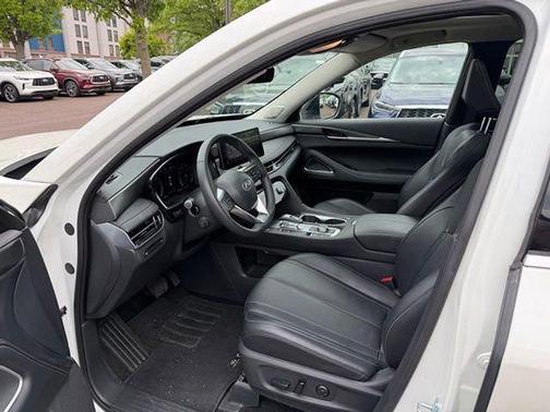 Majestic White 2025 INFINITI QX60 Luxe