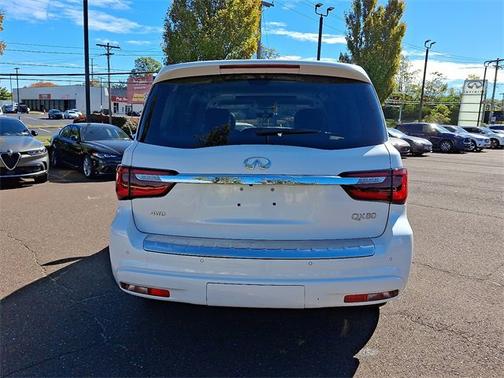 2024 INFINITI QX80 LUXE
