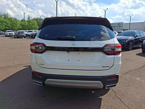 Platinum White 2023 Honda Pilot Touring 8-Passenger