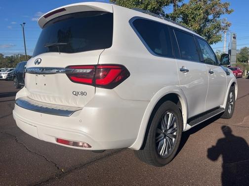 2022 INFINITI QX80 LUXE