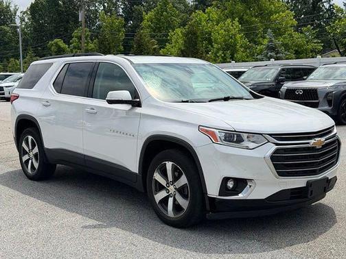 Iridescent Pearl Tricoat 2020 Chevrolet Traverse LT Leather