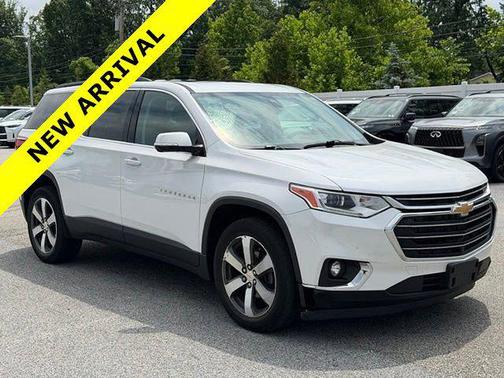 Iridescent Pearl Tricoat 2020 Chevrolet Traverse LT Leather