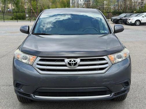 Magnetic Gray Metallic 2013 Toyota Highlander SE