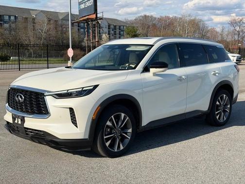 Majestic White 2023 INFINITI QX60 LUXE