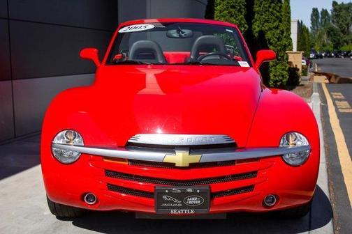 Photo 3 of 25 of 2005 Chevrolet SSR Base
