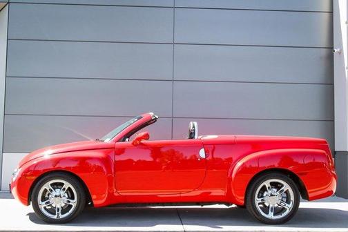 Photo 4 of 25 of 2005 Chevrolet SSR Base