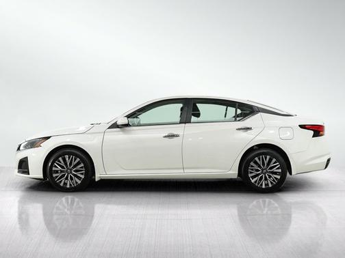 Pearl White Tricoat 2023 Nissan Altima 2.5 SV