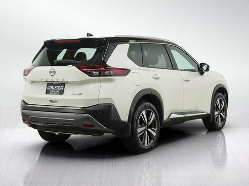 Pearl White Tricoat/Super Black 2023 Nissan Rogue SL