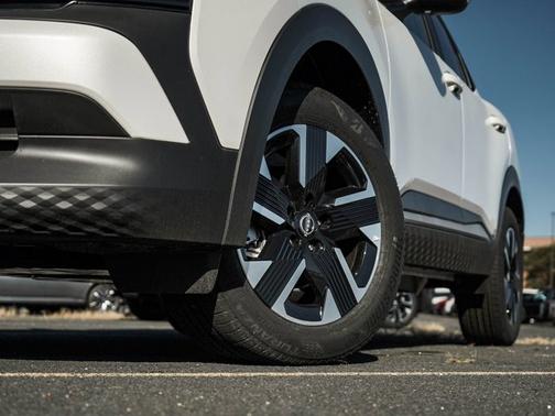 Aspen White Pearl 2026 Nissan Kicks SV