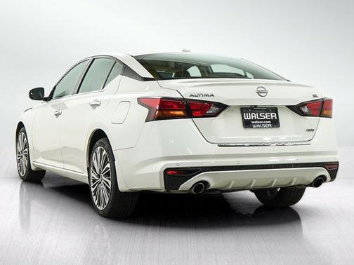 Pearl White Tricoat 2023 Nissan Altima 2.5 SL