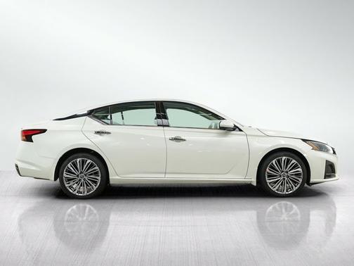 Pearl White Tricoat 2023 Nissan Altima 2.5 SL
