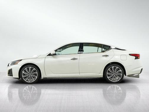 Pearl White Tricoat 2023 Nissan Altima 2.5 SL