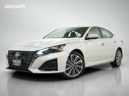 Pearl White Tricoat 2023 Nissan Altima 2.5 SL