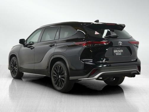 Midnight Black Metallic 2025 Toyota Highlander XSE