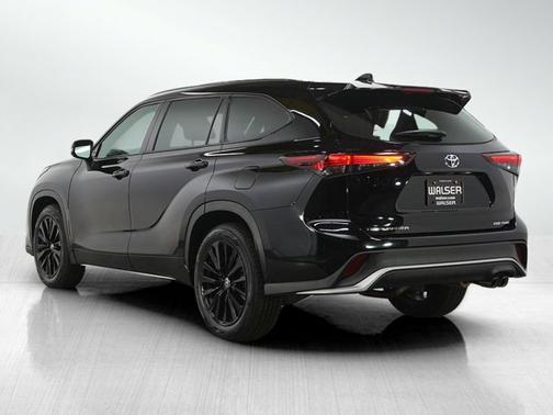 Midnight Black Metallic 2025 Toyota Highlander XSE