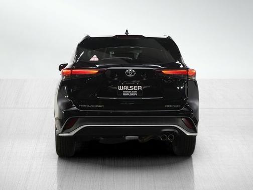 Midnight Black Metallic 2025 Toyota Highlander XSE