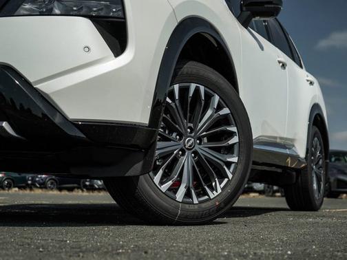 Everest White Pearl/Super Black 2026 Nissan Rogue Platinum