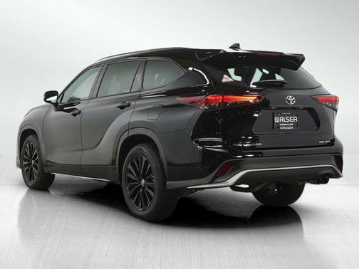 Midnight Black Metallic 2025 Toyota Highlander XSE